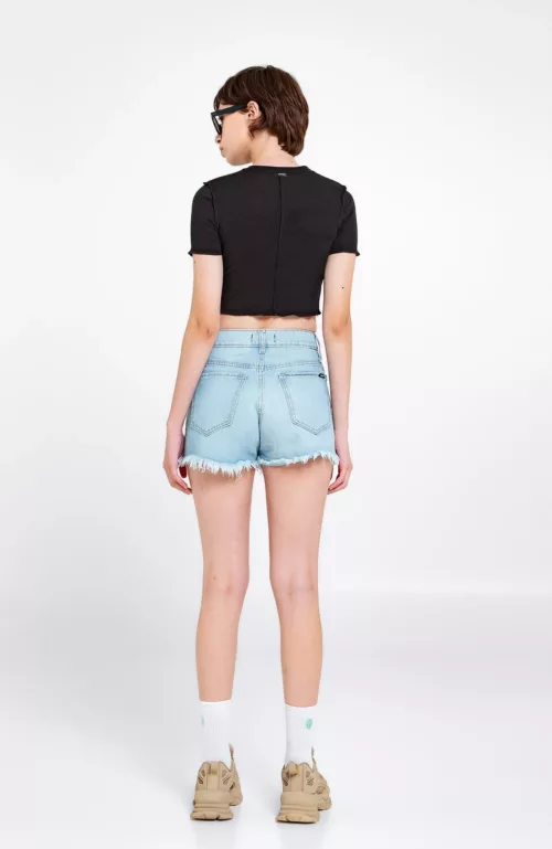 REMERA MANGA CORTA, CON RECORTES, COSTURAS A TONO HACIA AFUERA, TELA MORLEY VISCOSA