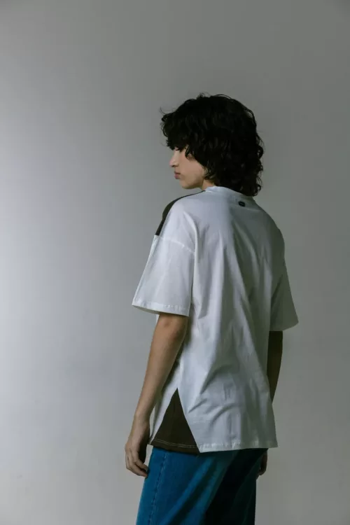 REMERON OVERSIZE MANGA CORTA CON RECORTES A CONTRATONO Y BORDADO EN DELANETRO DE JERSEY ALGODÓN, A MODELO MIDE 1,72 Y ESTA UTILIZANDO EL TALLE S