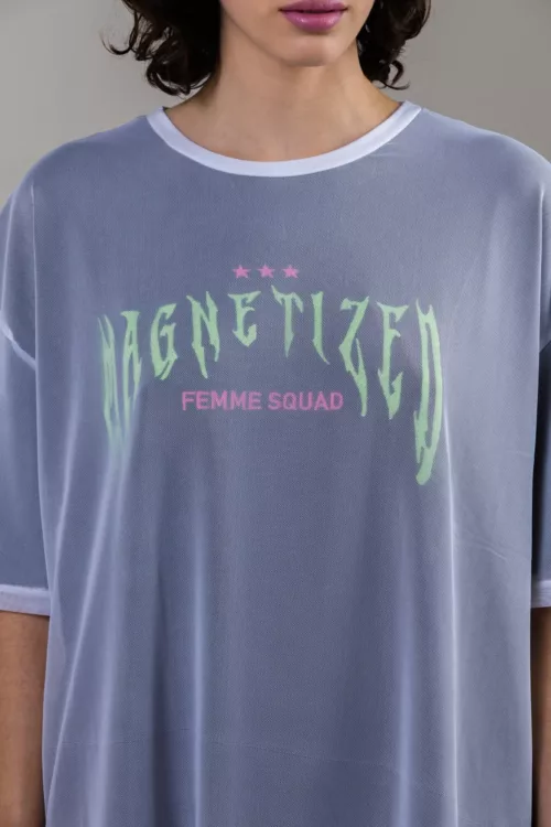 REMERA MANGA CORTA C/BORDADO EN EL PECHO EN JERSEY ALGODÓN Y SUPERPUESTO REMERA DE MICROTULL LISO, LA MODELO ESTA UTILIZANDO TALLE S
