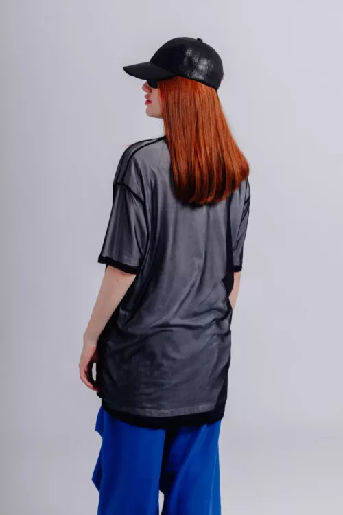 REMERA MANGA CORTA C/BORDADO EN EL PECHO EN JERSEY ALGODÓN Y SUPERPUESTO REMERA DE MICROTULL LISO, LA MODELO ESTA UTILIZANDO TALLE S