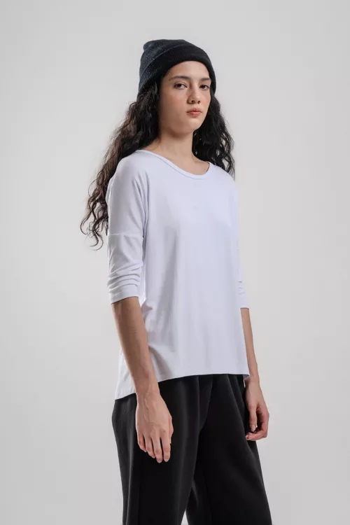 REMERA MANGA 3/4 BASICA, ESCOTE REDONDO Y ESPALDA MAS LARGA, TELA MODAL VISCOSA