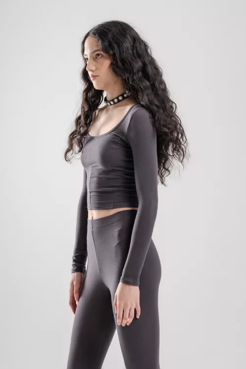 REMERA AJUSTADA MANGA LARGA CON RECORTES EN FRENTE ESCOTE CUADRADO, TELA ALGODÓN CON LYCRA