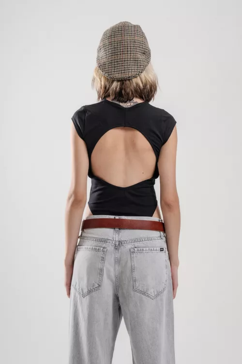 BODY MANGA CORTA, ESCOTE REDONDO, CON RECORTES EN EL FRENTE Y ESPALDA DESCUBIERTA, TELA ALGODÓN CON LYCRA