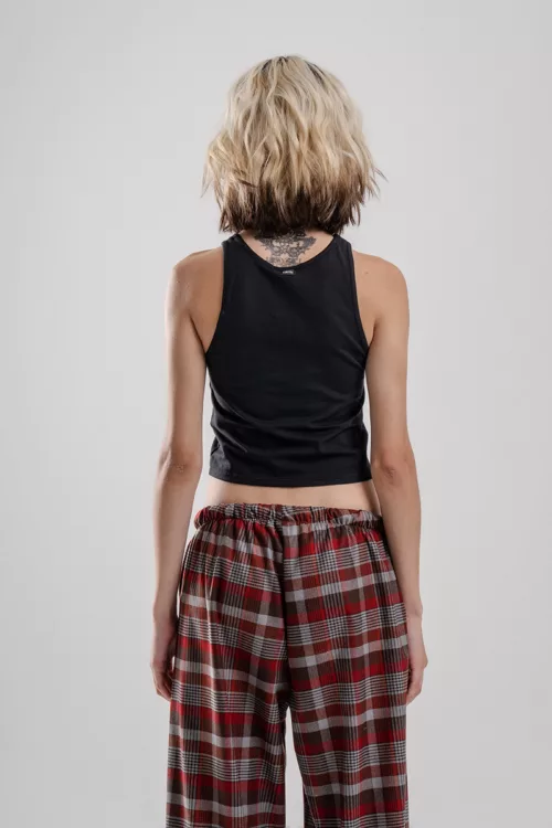 MUSCULOSA AJUSTADA CON SISAS CAVADAS, TELA ALGODÓN CON LYCRA