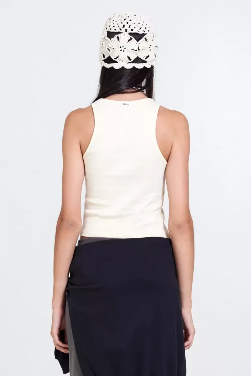 MUSCULOSA BASICA CON BORDADO "INNOCENCE" ESSENTIALS