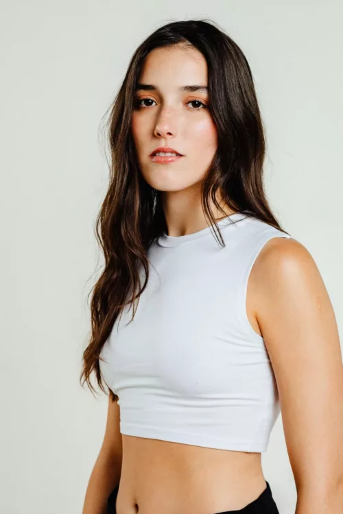 MUSCULOSA CORTA ESCOTE REDONDO EN ALGODÓN CON LYCRA