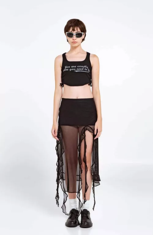 MUSCULOSA CROP, CON AJUSTES LATERALES Y ESTAMPA CENTRAL, TELA MORLEY VISCOSA