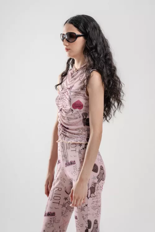 MUSCULOSA CON FRUNCE EN DELANTERO, TELA MICROTUL