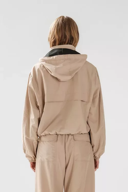 CAMPERA CON CAPUCHA Y TANCAS DE AJUSTE, TELA SIRE