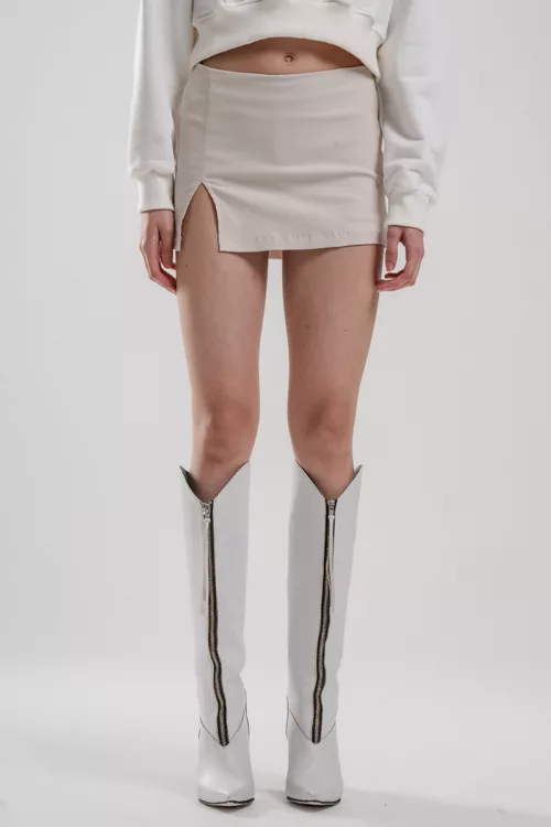 FALDA SKORT SASTRERA CON TAJO EN COSTADO, TELA BENGALINA